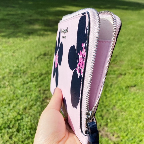 Flower🌸NWT Kate Spade Large Wristlet - Picture 7 of 7